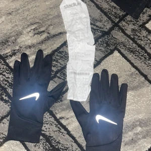 Svarta handskar från Nike - Helt nya Nike handskar från stadium säljer dom för dom passar inte mig storleken e M  med kvitto