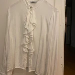 Ouji shirt with ruffles  - Originally bought for about 300kr ish, worn two times. No imperfections. Feel free to ask questions. 