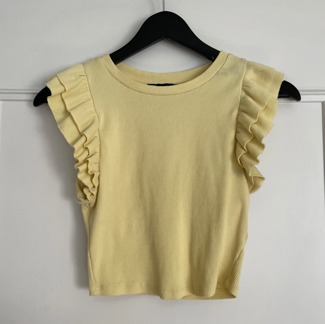 Croppad gul räfflad sommartopp 