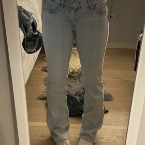 Ljusblå jeans - Snygga ljusblå jeans , i mycket fint skick då det inte har användts knappt🩷