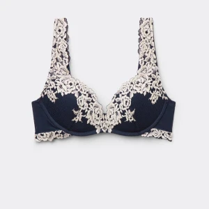 Mörkblå bh med spetsdetaljer - Mörkblå Intimissimi bh med vackra spetsdetaljer i krämvit färg. Perfekt för att känna sig både bekväm och stilfull. Den har breda axelband och en klassisk design som ger bra stöd. Använd 1-2 gånger. Passar som en 75B 🩷