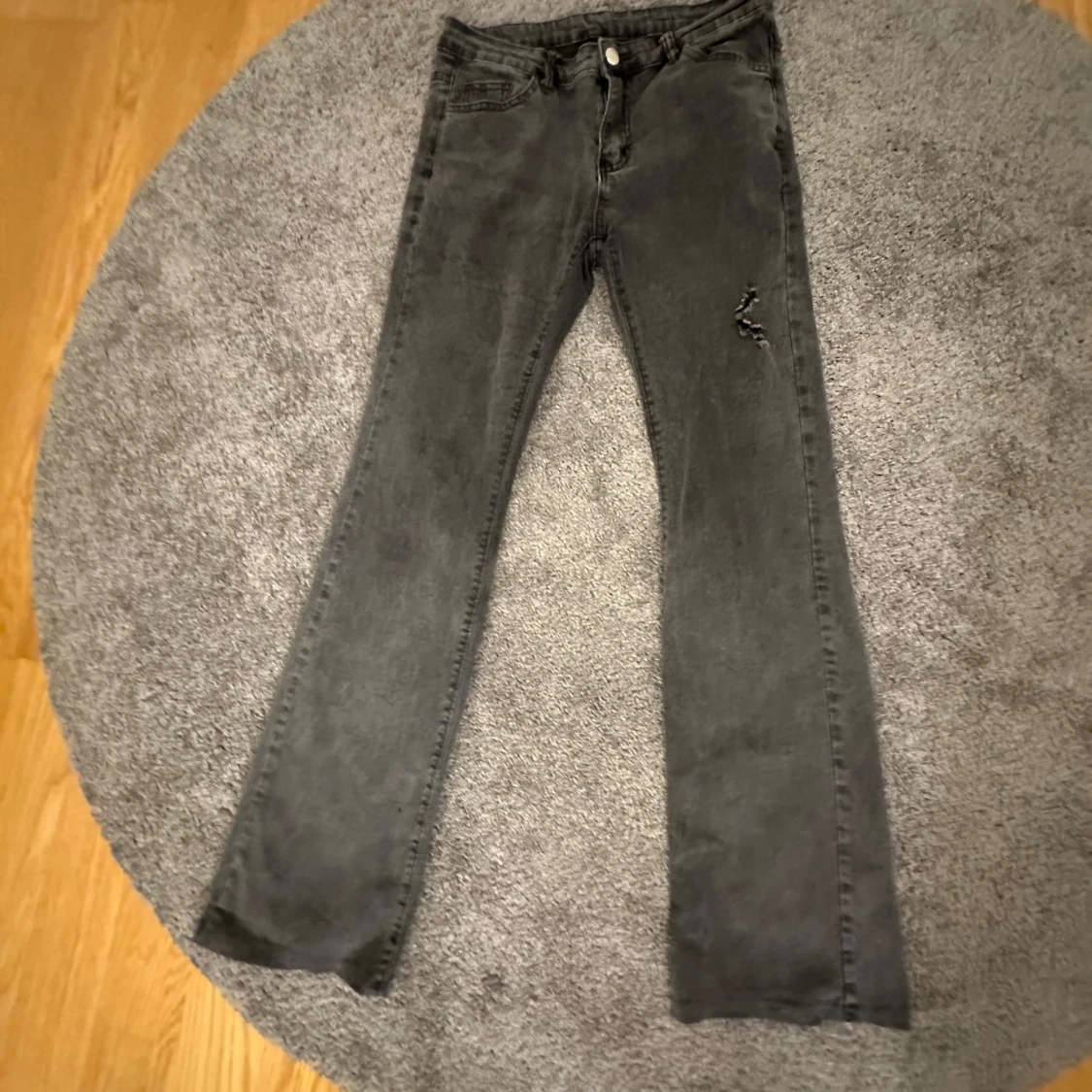 Grå jeans med bootcut