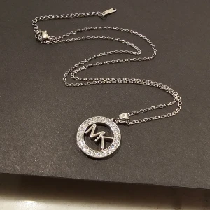 Halsband  - Snygg halsband I rostfritt stål 