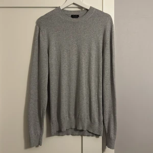 Grå tröja från Massimo Dutti - Säljer en stilren grå tröja från Massimo Dutti. Tröjan är tillverkad i en mjuk ullblandning och har en klassisk rund halsringning. Perfekt för en elegant och avslappnad look. Skick 9/10. Hör av er vid intresse! Pris går att diskutera. 
