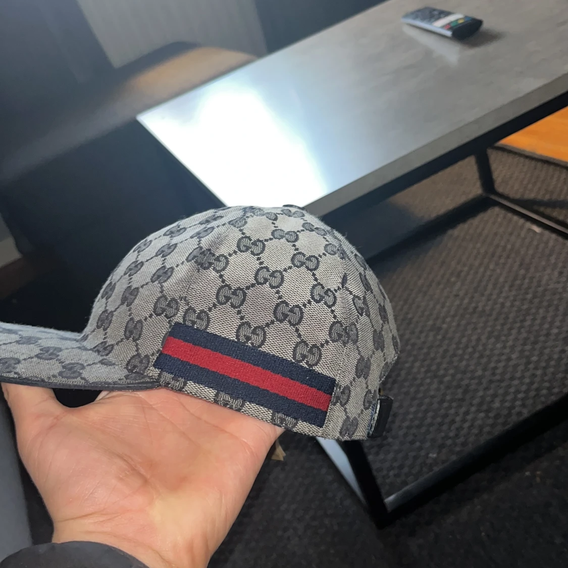 Grå mönstrad keps med justerbart spänne - 1