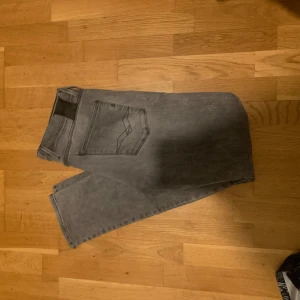 Replay  jeans - Super snygga replay jeans👖Dem är 34/34 och sitter super bra på mig ( jag är 185) lite stora i midjan bara men med ett bälte så sitter dem susen🤩 kontakta mig i dm för frågor eller om prisförslag❗️📩 kan gå ner i pris vid snabb afär💰