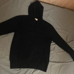 Kashmir hoodie - Väldigt stilig och skön kashmir hoodie från sayless. Säljer eftersom jag själv har vuxit ur tröjan. Stroleken är xs och tröjan har inga deffekter förutom att den är lite nopprig. Nypriset på denna ligger på 899 så 400 är extremt bra. Hör av er vid frågor🙏❤️