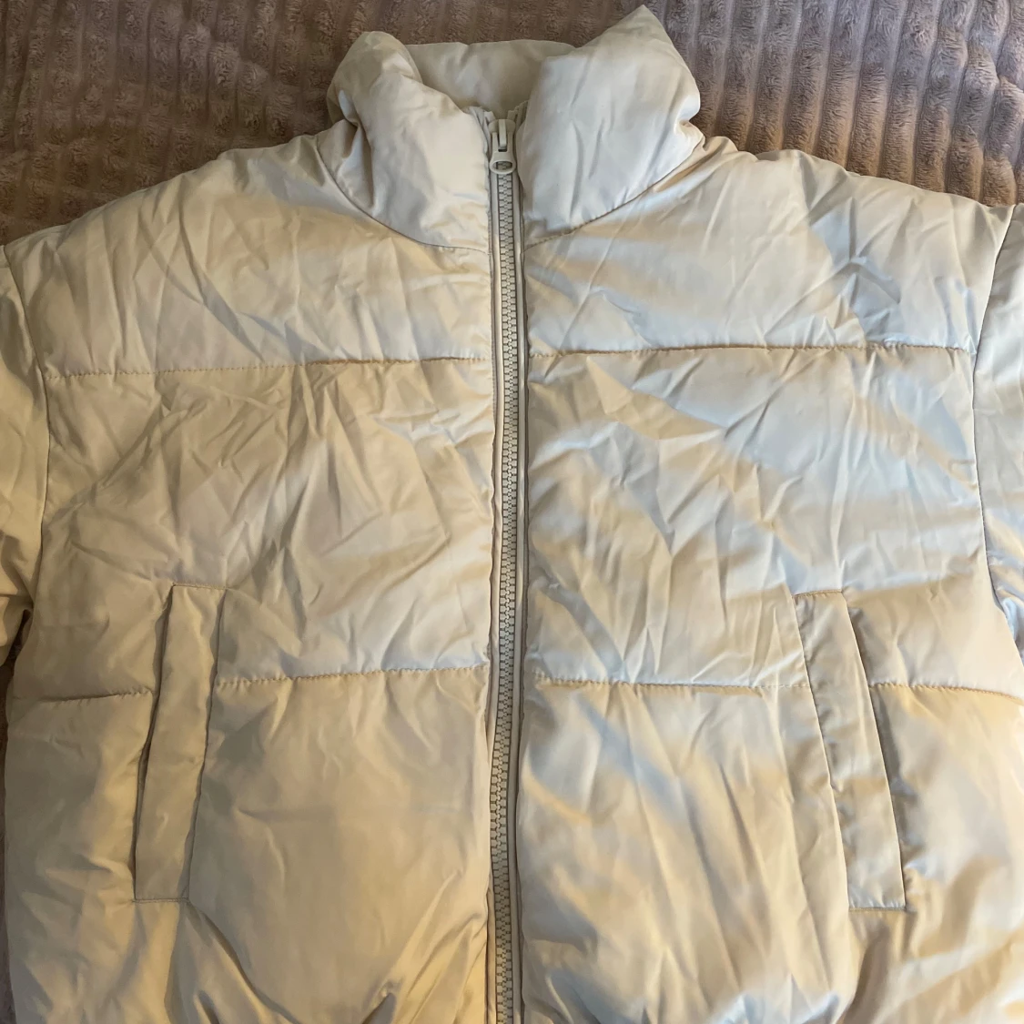 Vit pufferjacka från Divided - 1