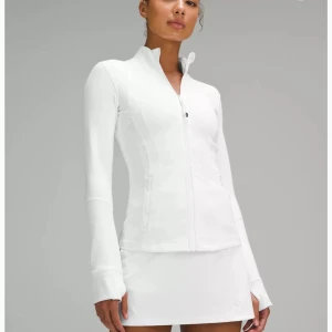 Vit Lululemon Define Jacket  - Säljer min oanvända vita Lululemon Define Jacket. Fick den i födelsedagspresent, men den var lite för stor, därför säljer jag nu den! Skriv för fler/egna bilder eller frågor!!💕💕