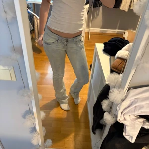Ljusblå jeans - Snygga ljusblå jeans med låg midja. Det är omsydda till bootcut men det är iprincip osynligt.   Strl 27/32                                                                       Innerbensmått 86 cm.                                                 Midjemått rakt över 41 cm                                            Hör av er vid frågor eller funderingar💕