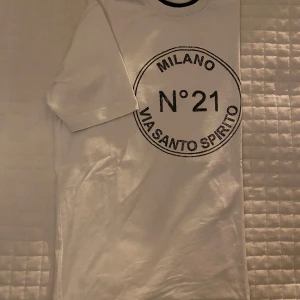 N*21 Milano T-shirt - En snygg N*21 Milano T-shirt i super bra skick, nästan aldrig använd, som ny