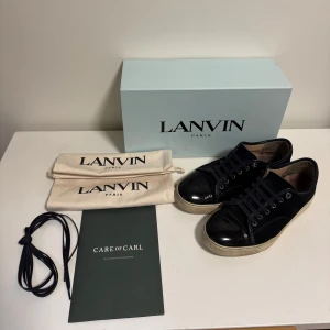 Lanvin - Säljer nu dessa riktigt schysta Lanvin cap toe! Skicket är 7.5/10 En defekt (se bild 4). Skorna är lite smutsiga men rengör man dem blir de riktigt fina som fest eller vardags skor! Allt OG tillkommer. Original pris: 4500kr Mitt pris: 1799