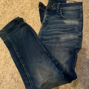 Blå jeans från G-Star Raw - Snygga blå jeans från G-Star Raw, modell 3301. De har en klassisk femficksdesign och en bekväm passform. Perfekta för en avslappnad stil.
