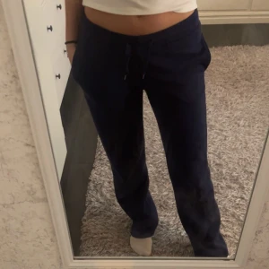 Mörkblå mjukisbyxor - Snygga och bekväma mörkblå mjukisbyxor i storlek Xs, passar på mig som brukar bära 34💞 