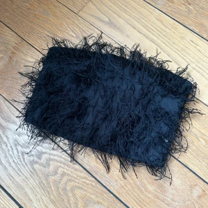Svart tubtopp med fransar - Helt OTROLIG svart tubtopp med fransar/fjädrar/fluff!!! Hur bra på fest??? Toppen har en elastisk baksida med dragkedja🖤🖤🖤