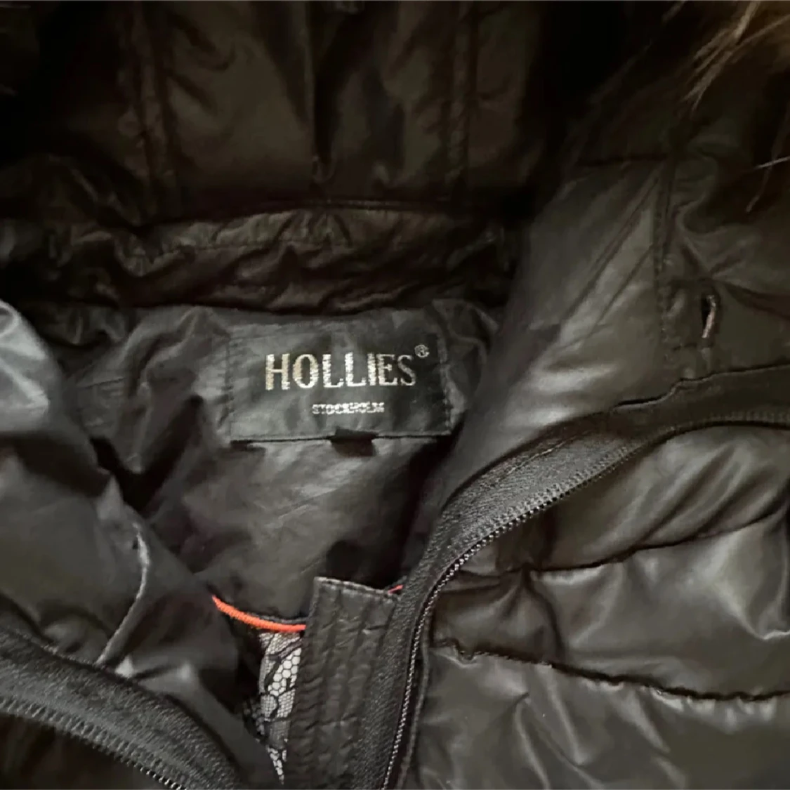 Svart dunjacka från Hollies - 2