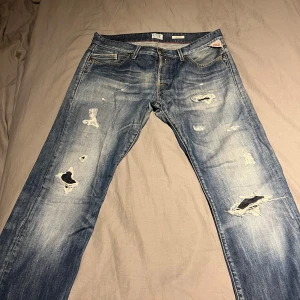 Replay med slitningar  - Replay jeans i mycket bra skick, storlek 34,32
