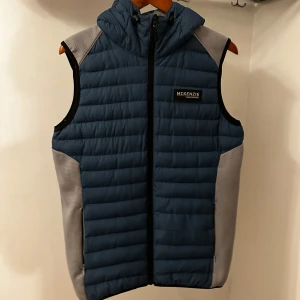 Mckenzie väst - Säljer min mckenzie väst för att den inte kommer till användning, skriv gärna vid frågor!