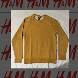 Gul tröja - Gul långärmad tröja från H&M i fint skick. Den ör använd men varsamt, därav ibget slitage eller skador.  Tröjan är i storlek M, normal i storleken. Mått följer nedan.  Axelbredd: 45cm Längd: 67cm Ärmlängd: 59cm Behöver du fler mått? Tveka inte att höra av dig!  Skickas inom 24h efter beställning. SENAST 48h efter beställning. Vid fler frågor eller funderingar, tveka inte att höra av dig!