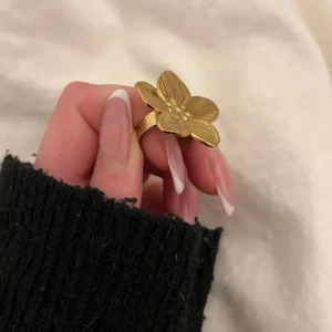 Guldfärgad blomformad ring - Super fint skick! Använd 2 ggr, går att justera storlek💕(lånade bilder!) förutom sista