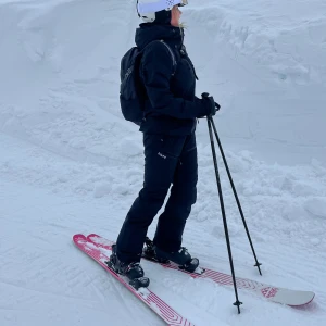 Svarta skidbyxor från EQPE - Tidlösa svarta skidbyxor från EQPE. Jag säljer  byxorna för 1100kr! Kostar 1999kr nya 🎿storlek M, jag är 170cm lång och brukar ha S eller M på kläder. 