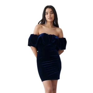 Mörkblå sammet klänning - Snygg mörkblå offshoulder klänning i sammet med volangdetaljer. 
