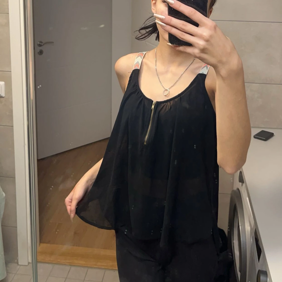 Svart linne med mönstrade axelband - 1