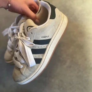 Adidas campus skor  - Jättesnygga adidas campus skor, använd fåtal gånger, storlek 39 1/3, säljer då dom tyvärr inte kommer till användning längre, pris kan diskuteras, nypris 1300kr