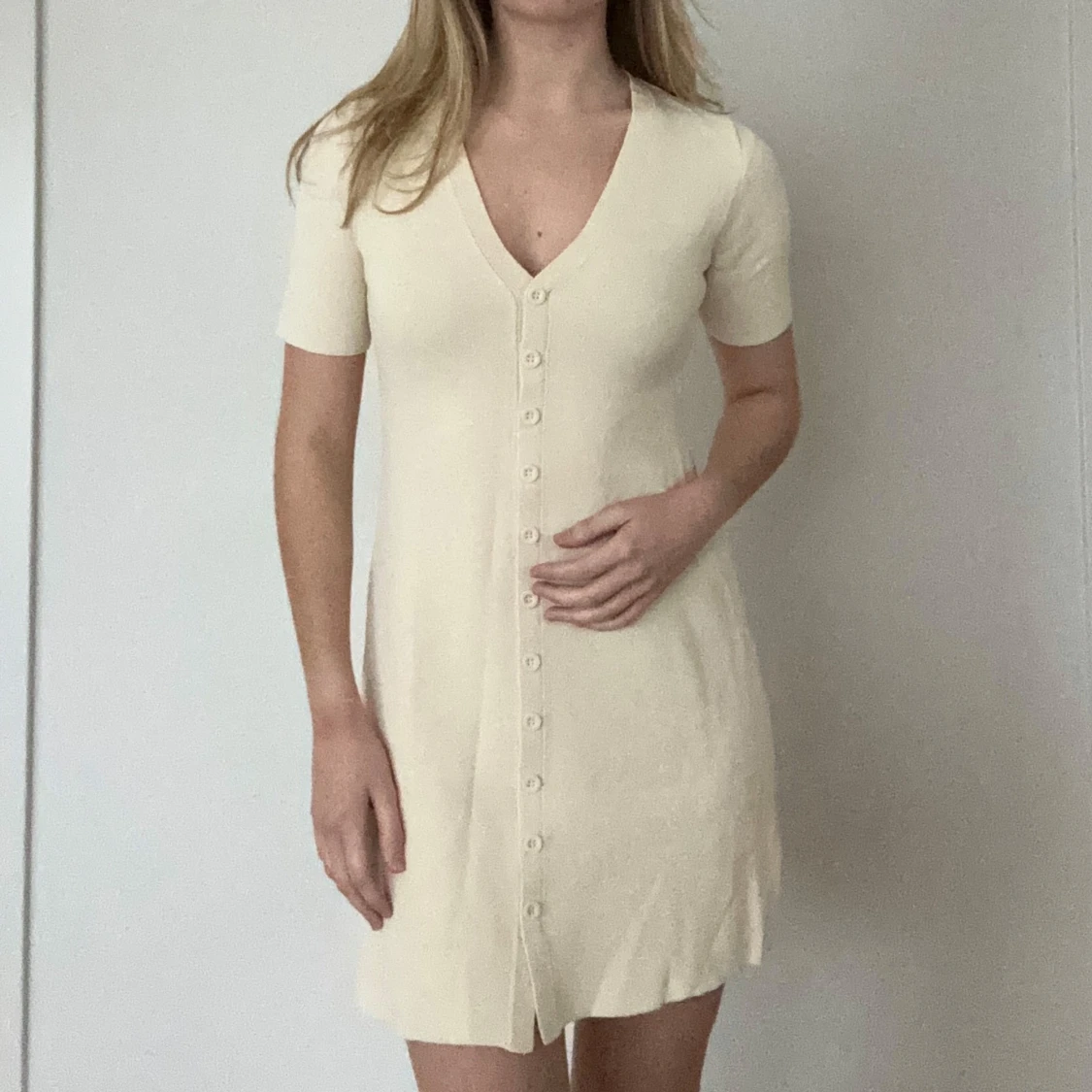 Beige klänning med knappar