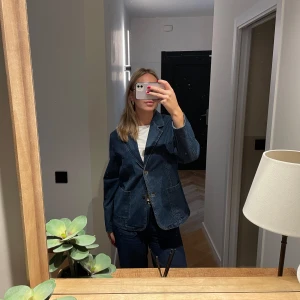 Mörk jeansjacka  - Jeansjacka med knappr och fickor framtill. Inga defekter, sitter oversized på mig (bär vanligtvis M)
