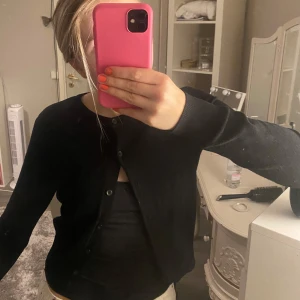 Svart kofta med knappar - Säljer en skön svart kofta med knappar. Superfin och passar till allt!💞💞