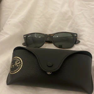 Ray-Ban Wayfarer - New wayfarer RB 2132, Fint skick, kommer med fodral.