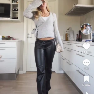 Skinnbyxor  - Helt nya med lappen kvar så jag sänker inte priset! Mått: benen 76cm och midja 33cm men de är stretchiga! De är mid/högmidjade men blir låga i midjan när man viker de som syns på bilden! Mjuka inne och utsvängda! 