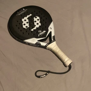 Padelrack - Det är ett Stiga Axe 3 padelrack med dubbelt lager kolfiber. Nypris 2999:- Det är mycket gott skick då jag ej spelar padel så mycket! Det har aldrig slängts i marken!