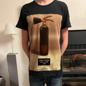 Fet t-shirt  - En t-shirt med otroligt najs tryck från de italienska märket BASTILLE. Tillverkad i italien.