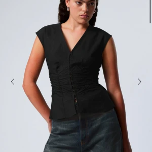 Weekday topp  - Slutsåld populär topp från weekday! Helt ny på lapp kvar, säljer då jag tyvärr köpte fel storlek..🥲storlek 38 men passar snarare 36