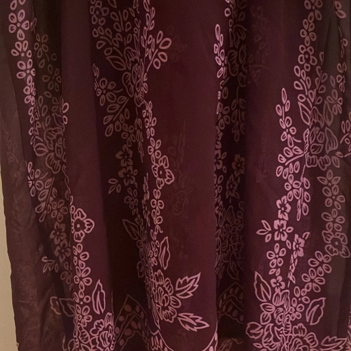 Vinröd nuisette med blommigt mönster - 4