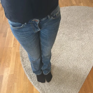 Blå jeans - Snygga blå jeans med en klassisk design. De har en normal passform och är perfekta för en avslappnad stil. Jeansen har en låg midja och raka ben, vilket ger en tidlös look. Lite tajt i midjan! 
