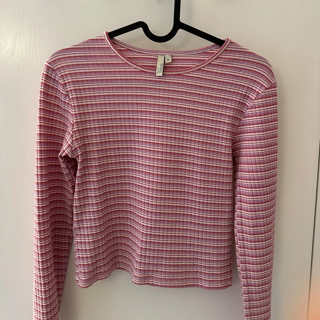 Rosa och vit randig tröja från NLY Trend
