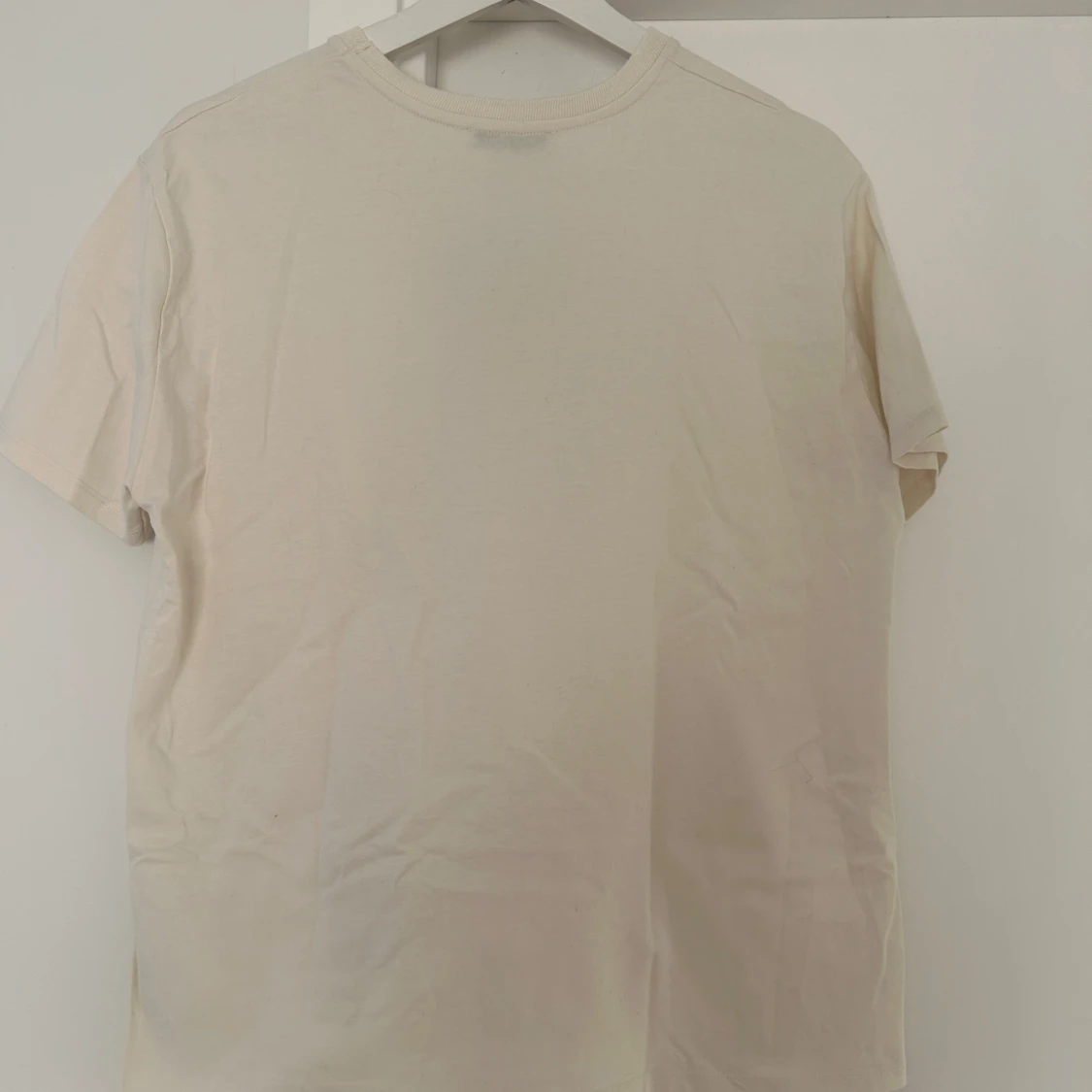 Beige t-shirt med tryck - 1
