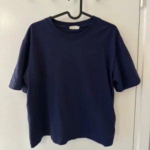 Mörkblå t-shirt från Gina Tricot - Säljer en stilren mörkblå t-shirt från Gina Tricot. T-shirten har en klassisk rund hals och korta ärmar!💙 Knappt använd!