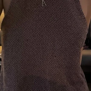 Stickad topp från Zara Trafaluc - Säljer en snygg stickad topp från Zara Trafaluc i en mix av färger. Toppen är ärmlös och har en enkel design som passar perfekt för olika tillfällen. Perfekt för dig som vill ha något bekvämt och stilrent.