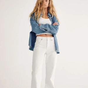 Zara mid waist jeans  - Snygga vita lågmidjade jeans från Zara i storlek 36. Säljer pågrund av att de ej passar mig längre, de finns ej att köpa på Zara längre. Bra skick och använd ett fåtal gånger! 