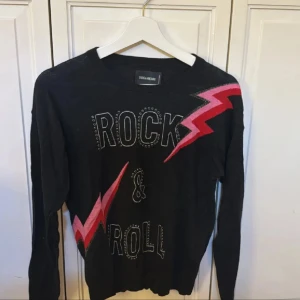 Svart tröja med Rock & Roll-tryck från Zadig & Voltaire - Cool svart tröja från Zadig & Voltaire! St L men liten i st så passar mer S/M