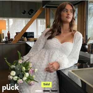 Vit blommig klänning - Charmig vit klänning med blommigt mönster och långa ärmar. Perfekt till student eller midsommar! Den har en söt hjärtformad urringning och en luftig passform. Ida Carlssons kollektion från NA-KD. Slutsåld på hemsidan. Använd 1 gång! 