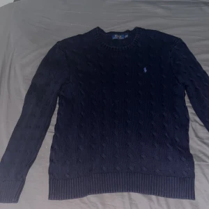 Ralph Lauren tröja - Säljer min knitted ralph Lauren tröja då den tyvärr inte passar, storleken är L men passar även M. Skriv vid fundering!