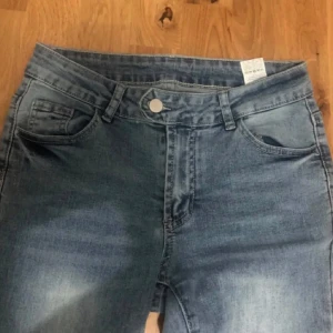 Blåa bootcut jeans - Säljer ett par snygga bootcut jeans. Aldrig använda bara testat en gång. Nytt skick. Kan byta ut för nåt med💗