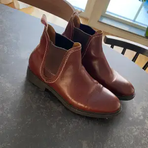 Riktigt fina boots från Gant med äkta läder. Storlek 40, men passar nog 40.5-41. Nyskick, passar ej mig. Nypris ca 2000kr. Herrmodell men är unisex också 