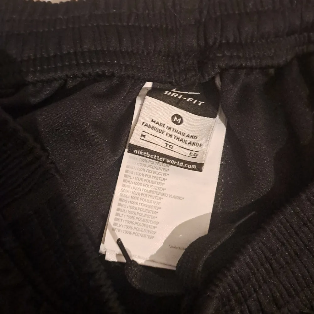 Så gott som nyskick då de inte har passat mig o använts max 2 gånger. Herrstorlek M och äkta köpta på unisport . T-paidat.