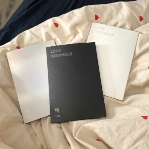 Love Yourself albumtrilogi - Säljer en komplett trilogi av 'Love Yourself' albumen i färgerna vit, svart och vit. Perfekt för samlare eller fans av K-pop. Albumen har elegant design med titlarna präglade på omslagen. Alla-400kr Två-250kr En-150